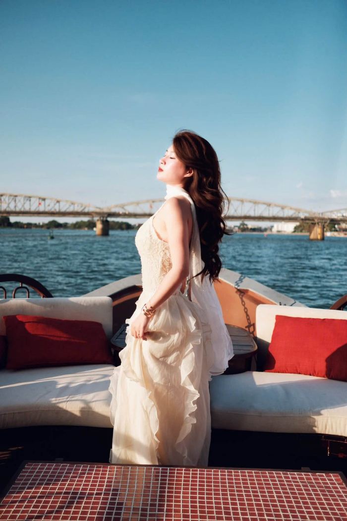 du thuyền nhà hàng ở Huế Moon River Cruises
