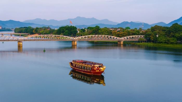 du thuyền nhà hàng ở Huế Ngự Thuyền - Hueritage