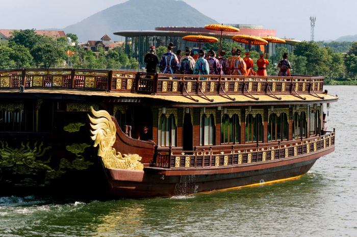 du thuyền nhà hàng ở Huế