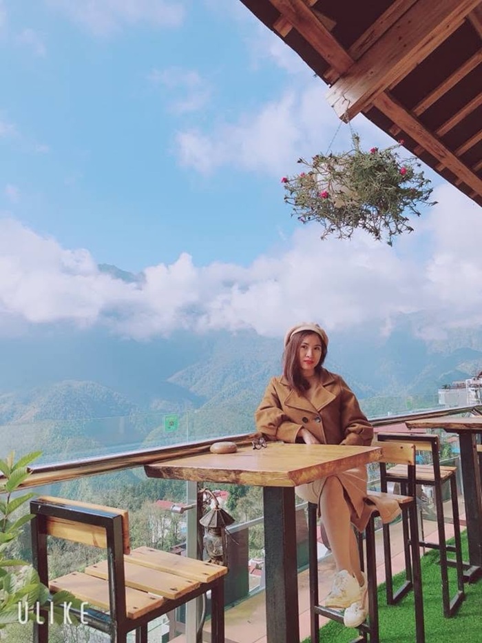 Không gian bar ngoài trời ngắm núi Hàm Rồng hùng vĩ - Ảnh: Fanpage Sapa Sky View Restaurant & Bar