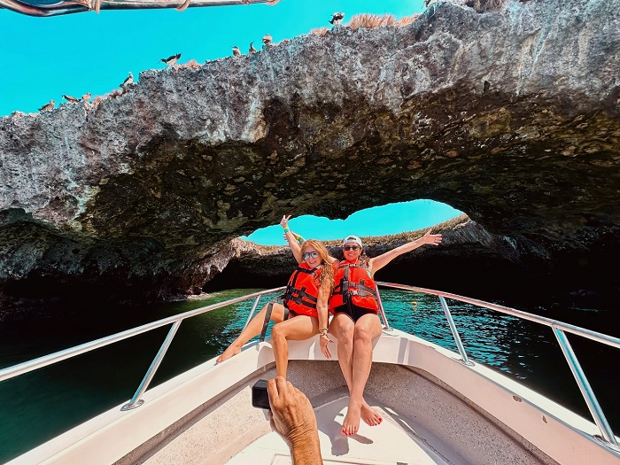 Tham gia tour du thuyền đến bãi biển là điều nên làm ở thị trấn Sayulita Mexico 
