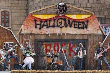 Bà Nà Hills tiếp tục giảm giá vé, du khách thỏa thích 'bung xõa' trong lễ hội Halloween
