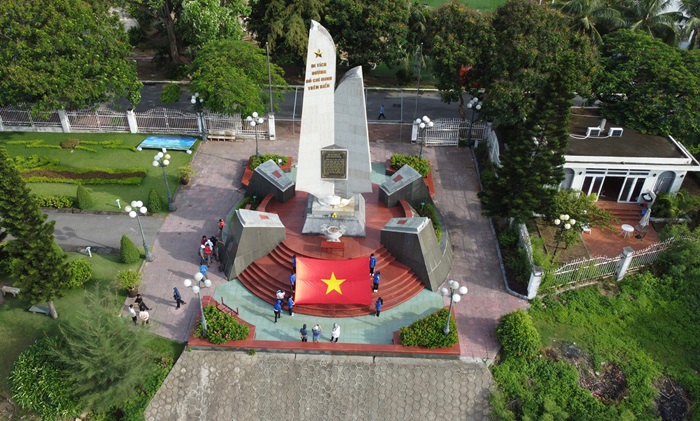 Bến tàu không số Hải Phòng - tượng đài