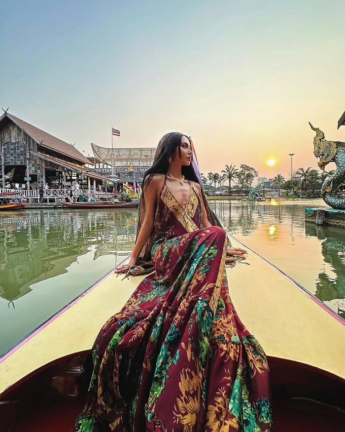 Đi thuyền Thái quanh chợ là điều nên làm ở chợ nổi Pattaya Thái Lan