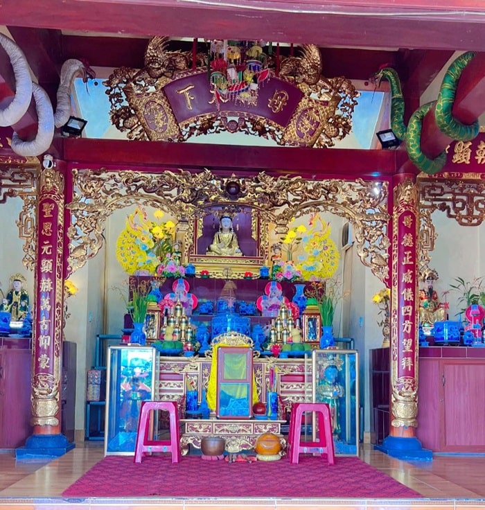 đền Cô Chín Suối Rồng - ban thờ