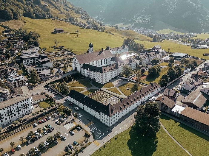Dạo quanh tu viện Benedictine Engelberg là hoạt động không thể bỏ lỡ ở làng Engelberg 