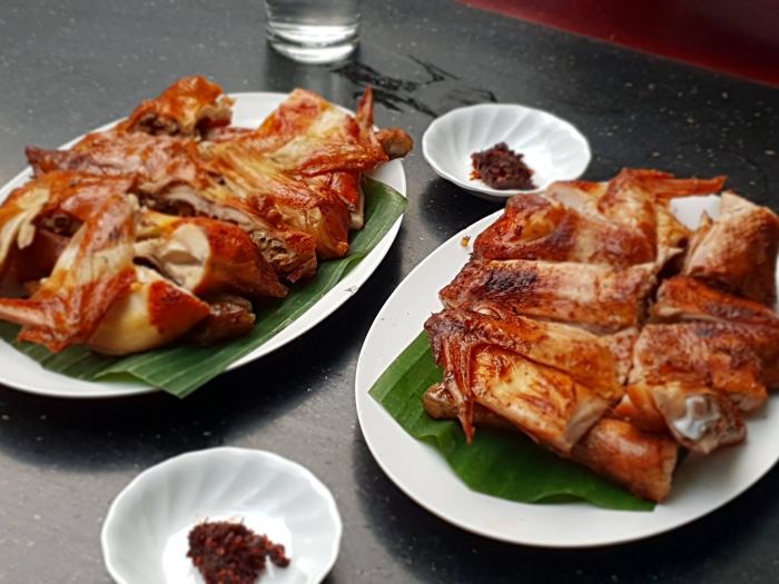 gà nướng  món đặc sản Lào ở Lao Bảo Quảng Trị 