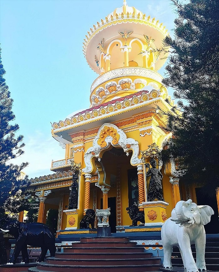 Tây An Cổ Tự là một trong những ngôi chùa cổ đẹp nhất miền Tây, có kiến trúc Ấn Độ