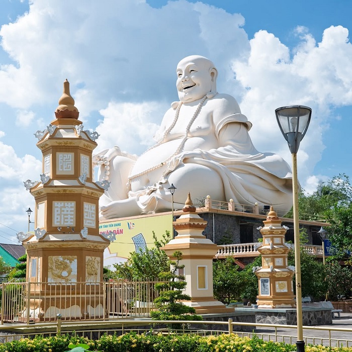 Chùa Vĩnh Tràng là một trong những ngôi chùa cổ đẹp nhất miền Tây được nhiều du khách ghé thăm