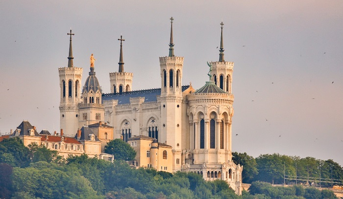 Nhà thờ Đức Bà Fourvière là điểm tham quan gần nhà thờ Saint-Nizier
