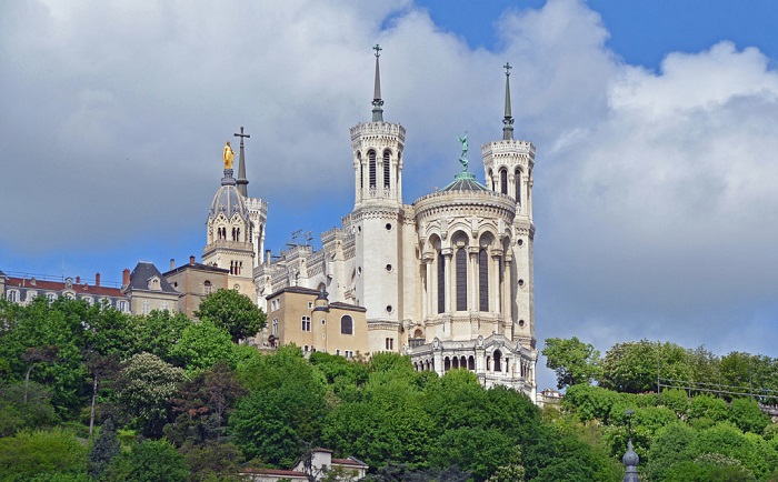 Basilica of Notre-Dame de Fourvière là điểm tham quan gần bảo tàng mỹ thuật Lyon 