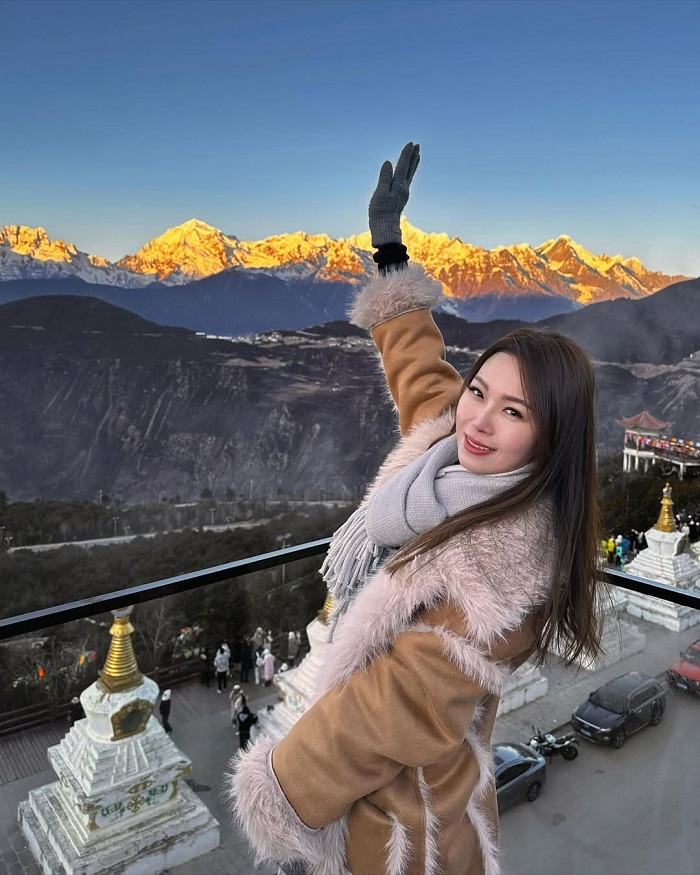 Xem Phật tử dâng lễ vật lên các ngọn núi thiêng là việc cần làm và xem trên núi tuyết Mai Lí 