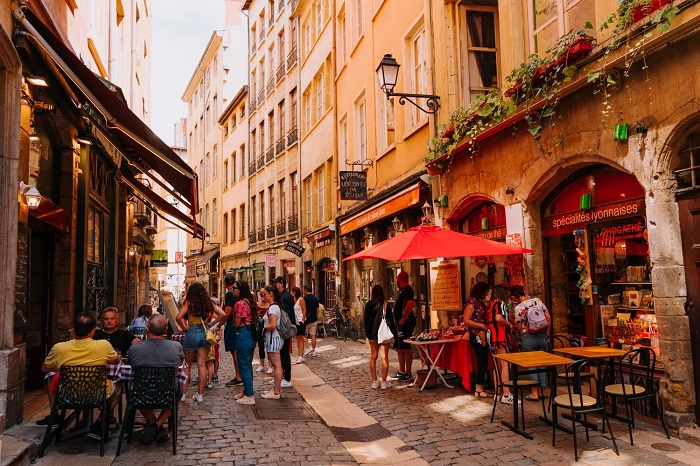 Khu phố cổ Vieux Lyon là điểm tham quan gần nhà thờ Saint-Nizier