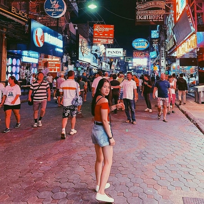 Phố đi bộ Pattaya là điểm tham quan gần đền Prasat Sut Ja-Tum