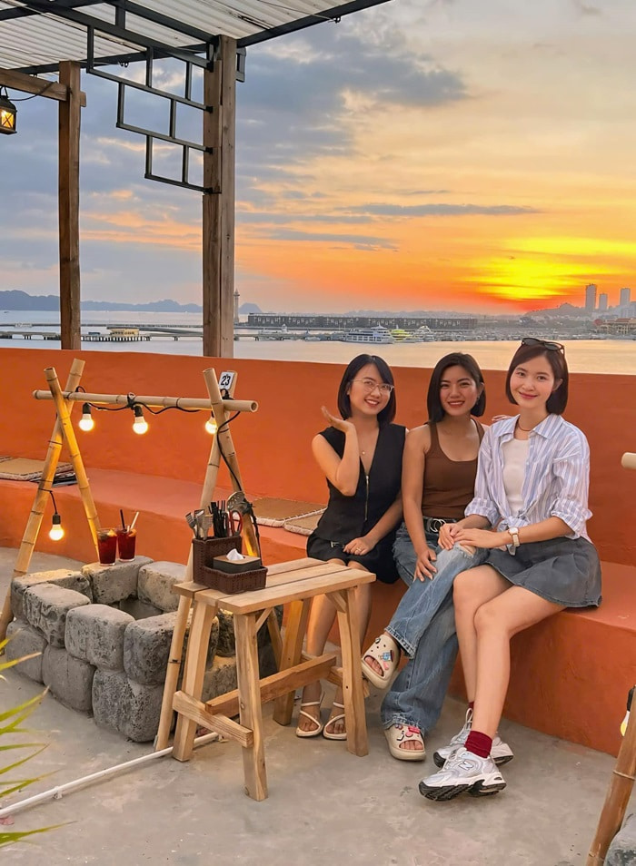 quán cafe view đẹp ở Hòn Gai Hạ Long - Đồi Mặt Trời