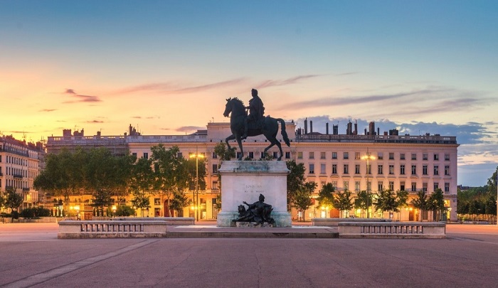 Quảng trường Bellecour là điểm tham quan gần nhà thờ Saint-Nizier