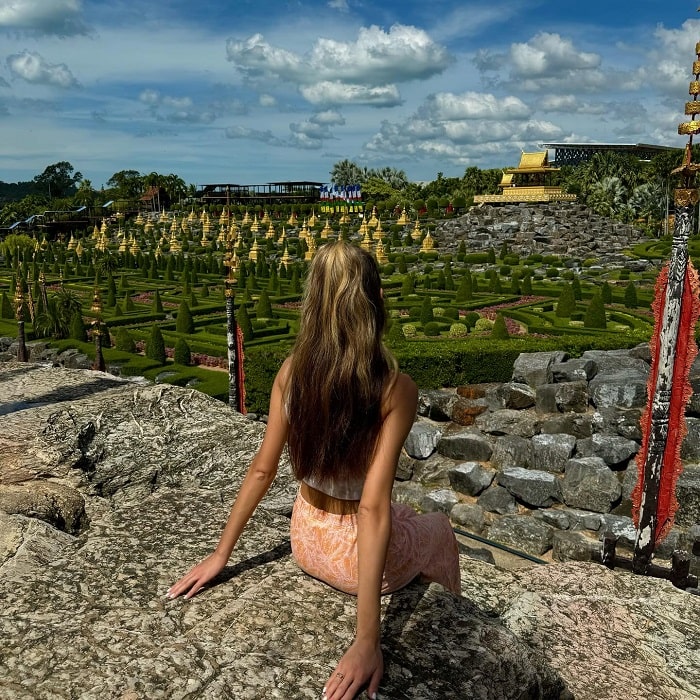 Vườn nhiệt đới Nong Nooch là điểm tham quan gần đền Prasat Sut Ja-Tum