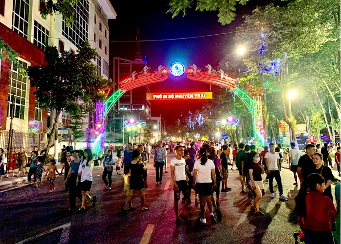 Hà Giang về đêm ghé thăm phố đi bộ Nguyễn Trãi - Ảnh: Báo Tuyên Quang