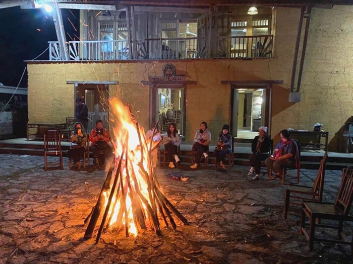 Du khách quây quần bên bếp lửa tại các homestay nhà sàn - Ảnh: Kenkasa