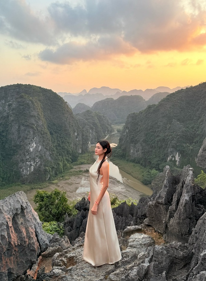 Hang Múa nên đi sáng hay chiều? Chinh phục địa danh lúc hoàng hôn buông xuống - Ảnh: Ki Hu