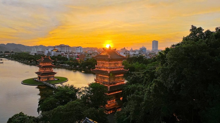Hoàng hôn buông xuống ở hồ Kỳ Lân - Ảnh: Fanpage Phố cổ Hoa Lư - Ninh Bình