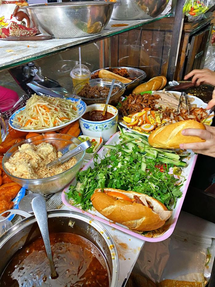 quán ăn local ở Quy Nhơn bánh mì 555