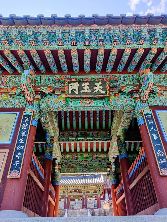 Chùa Beomeosa có Cổng Cheonwangmun