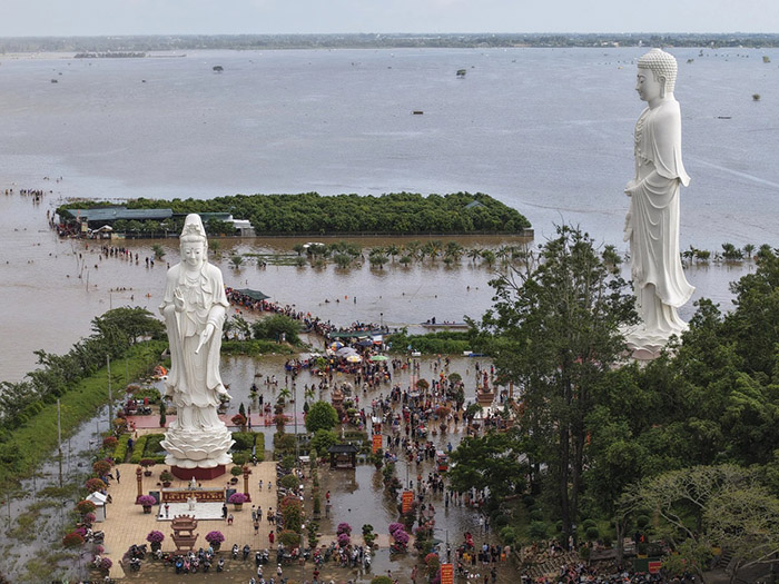 Chùa Núi Nổi An Giang - Dòng người lội nước vào chùa