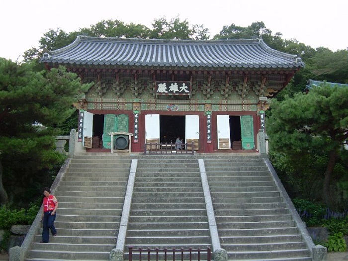 Chùa Beomeosa có Hội trường Daeungjeon