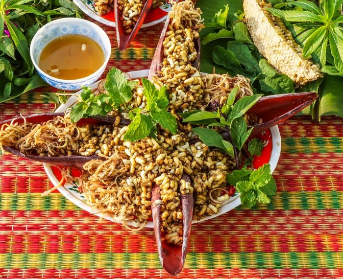 món ngon ở U Minh Hạ gỏi nhộng ong