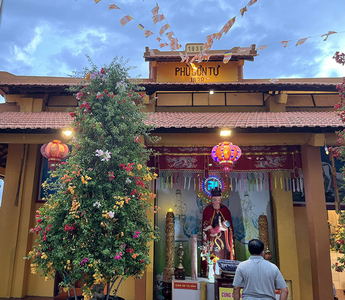 Chùa Núi Nổi An Giang - Nhiều du khách hành hương 