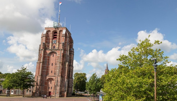 Leo lên tháp nghiêng ở thành phố Leeuwarden Hà Lan