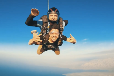 Cực 'đã' trải nghiệm nhảy dù ở Biển Chết