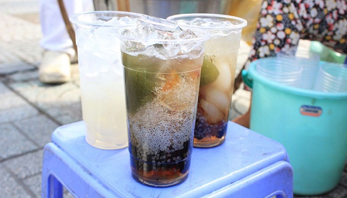 Gánh hàng đồ uống là gian hàng ẩm thực không thể bỏ qua khi đến chợ Bến Tre