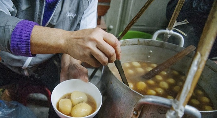 Gánh hàng chè là gian hàng ẩm thực không thể bỏ qua khi đến chợ Bến Tre