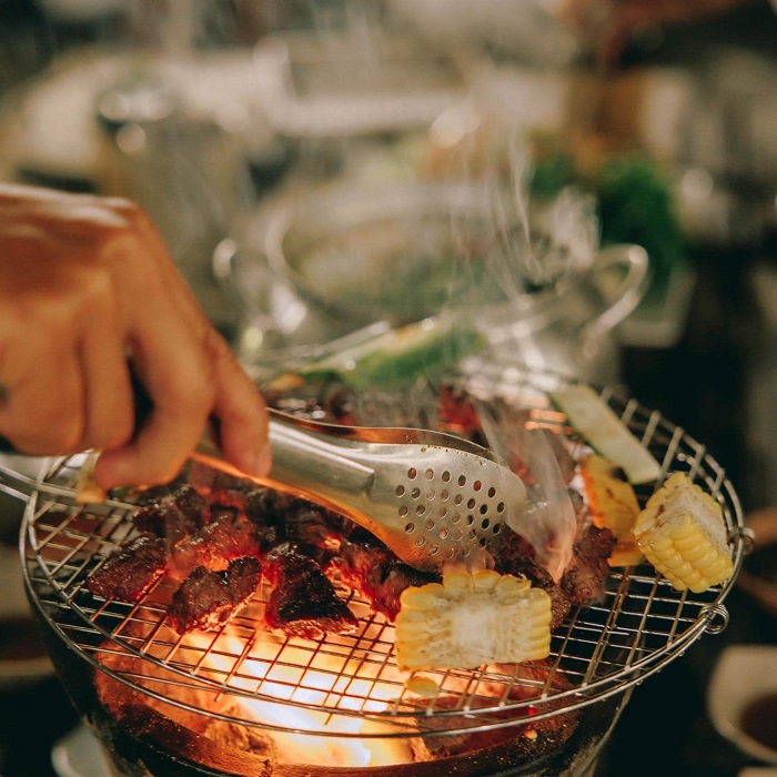 Pine Camping Hà Giang phục vụ tiệc BBQ tối hấp dẫn