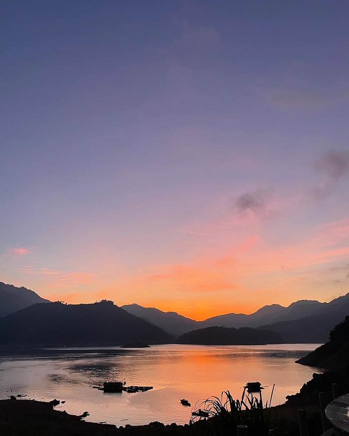 Xoan Retreat Hòa Bình một chiều hoàng hôn lãng mạn