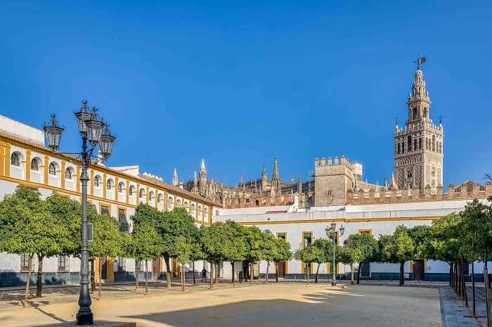 Quảng trường Patio de Banderas là địa điểm tham quan ở phố cổ Santa Cruz Tây Ban Nha