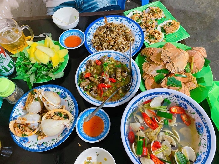 Thưởng thức hải sản là hoạt động thú vị ở Bãi Dại Quy Nhơn