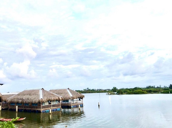Trải nghiệm bè nổi độc đáo là hoạt động thú vị ở Bãi Dừa Tư Nghĩa