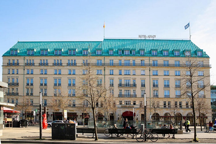 Khách sạn Adlon Kempinski là điểm tham quan ở quảng trường Pariser Platz