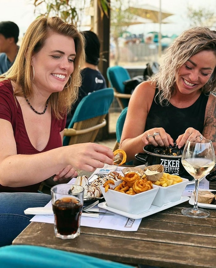 Thưởng thức hải sản ven biển là hoạt động thú vị ở biển Scheveningen Hà Lan