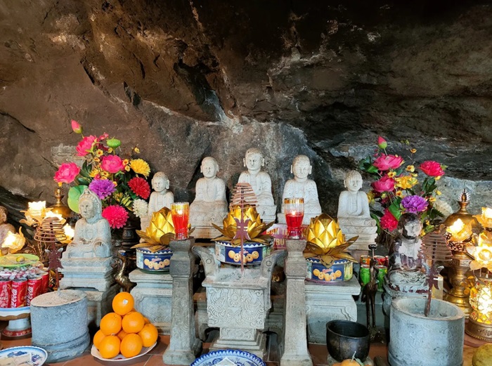 chùa Một Mái Yên Tử - hệ thống ban thờ