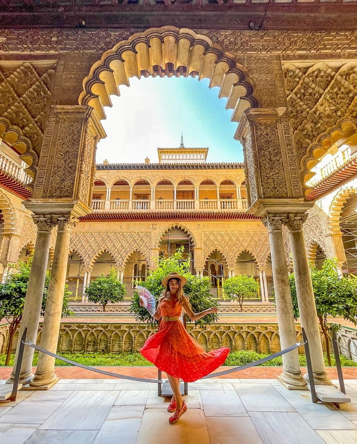 Cung điện hoàng gia Seville là địa điểm tham quan ở phố cổ Santa Cruz Tây Ban Nha