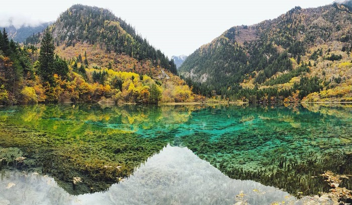 Hồ Ngũ Hoa là hồ nước trong nhất thế giới với màu nước xanh trong tuyệt đẹp