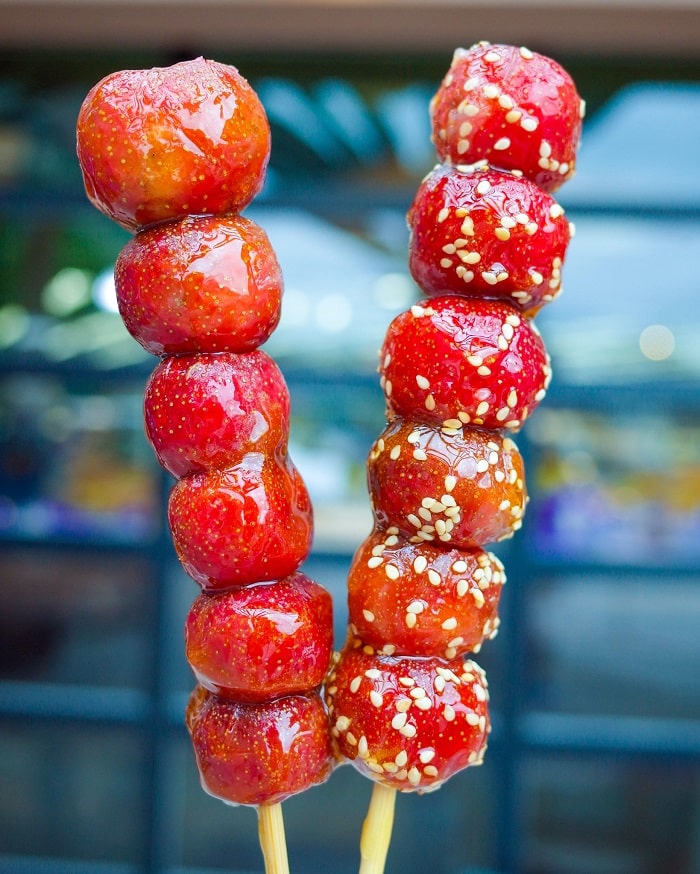 Thưởng thức kẹo hồ lô Trung Quốc 