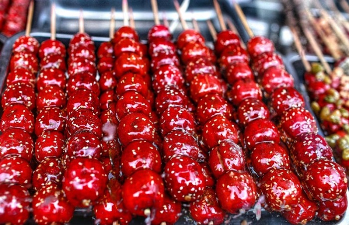 Thưởng thức kẹo hồ lô Trung Quốc 