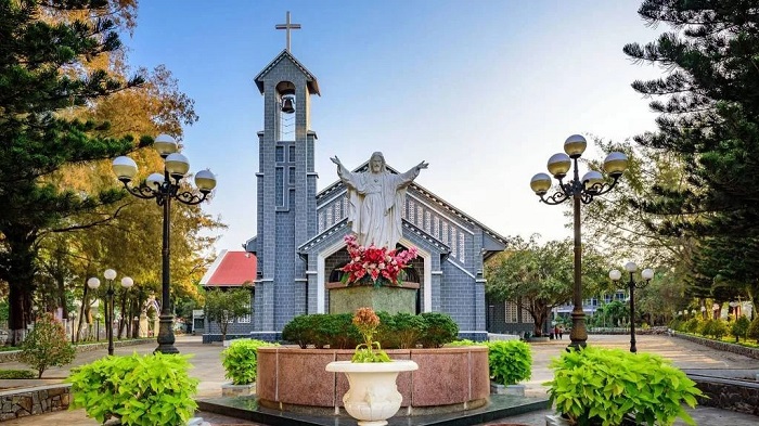 Nhà thờ Thánh Tâm Đắk Lắk