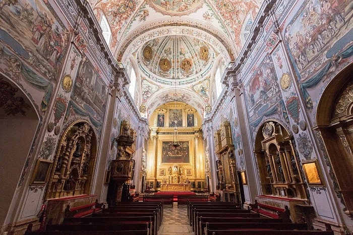 Bệnh viện Los Venerables Sacerdotes là địa điểm tham quan ở phố cổ Santa Cruz Tây Ban Nha