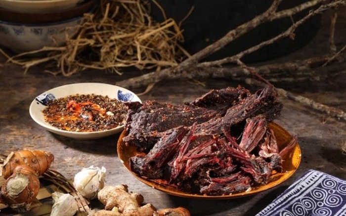 Ăn gì khi đến Mộc Châu? Gợi ý cho bạn là món thịt trâu gác bếp đậm hương vị - Ảnh: MIA